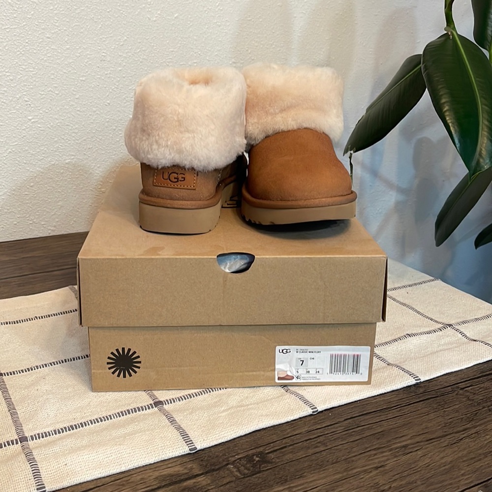 New with box Classic Mini Fluff Ugg